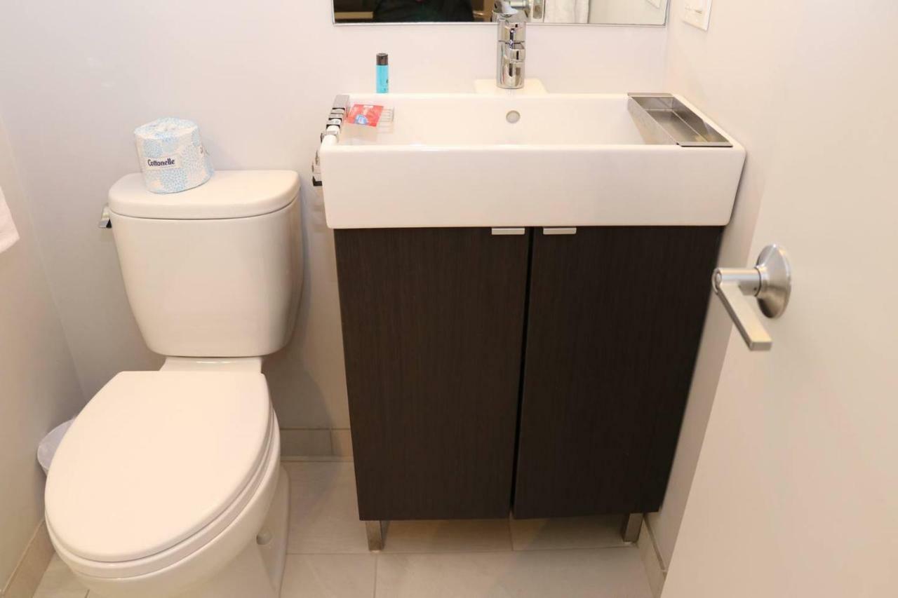 A Stylish Stay W/ A Queen Bed, Heated Floors.. #3 Brookline Eksteriør bilde